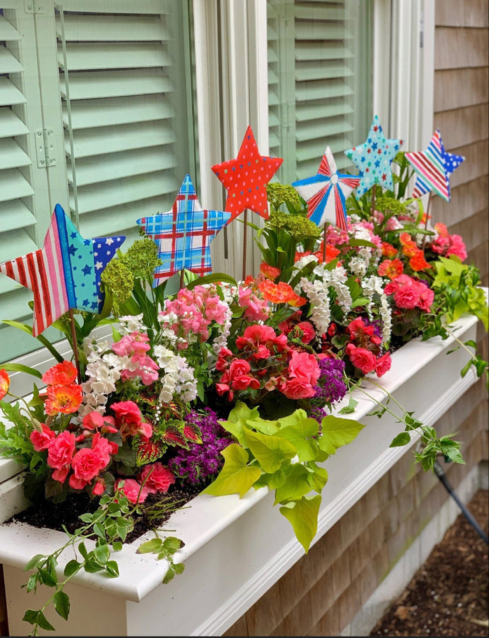 Americana: Set of 3 Patterned Metal Stars with Stakes