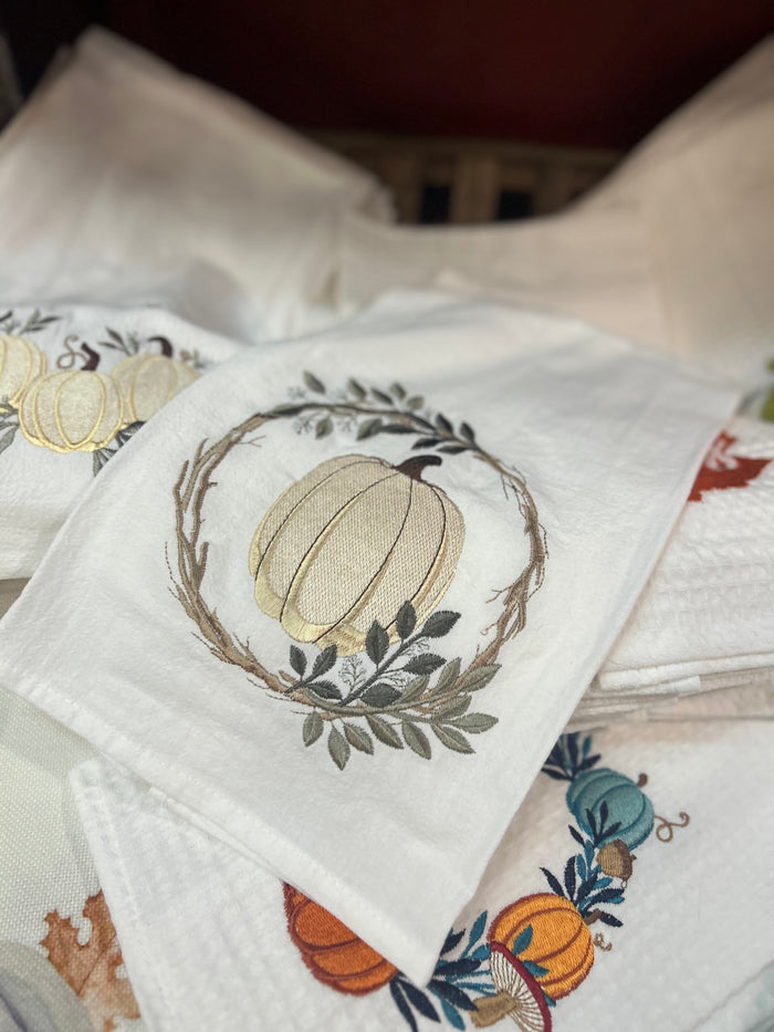 Fall/Halloween: White Pumpkin Wreath Towel