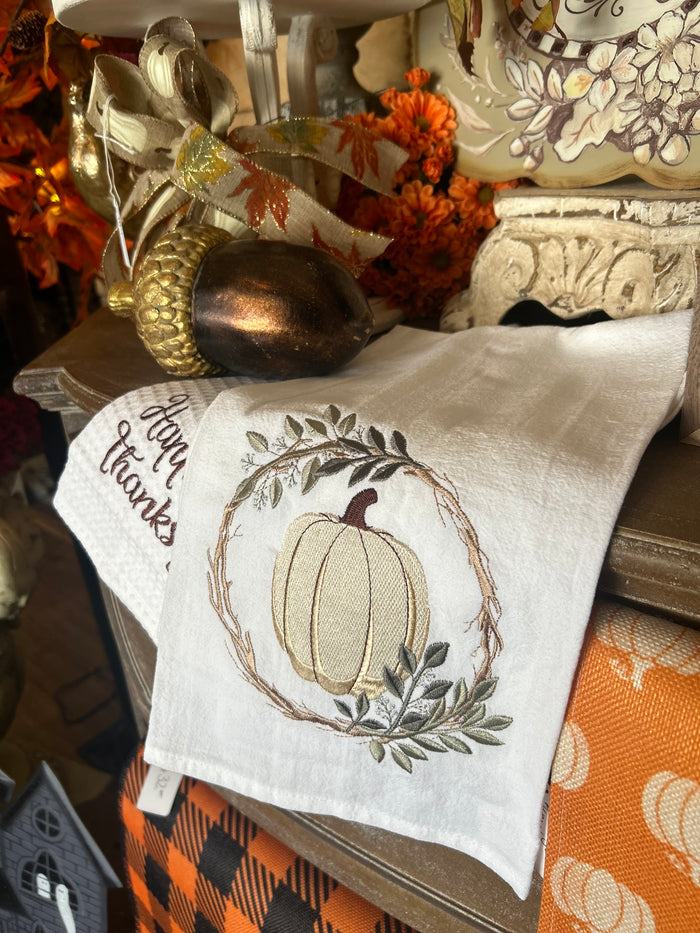 Fall/Halloween: White Pumpkin Wreath Towel