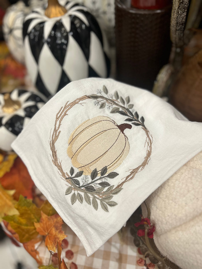 Fall/Halloween: White Pumpkin Wreath Towel
