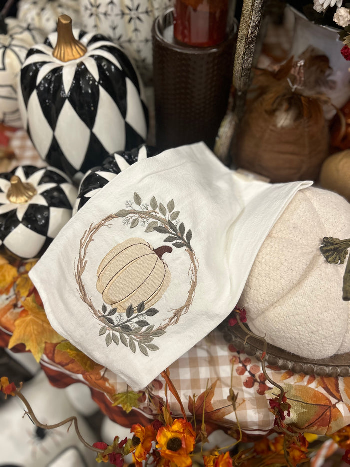 Fall/Halloween: White Pumpkin Wreath Towel