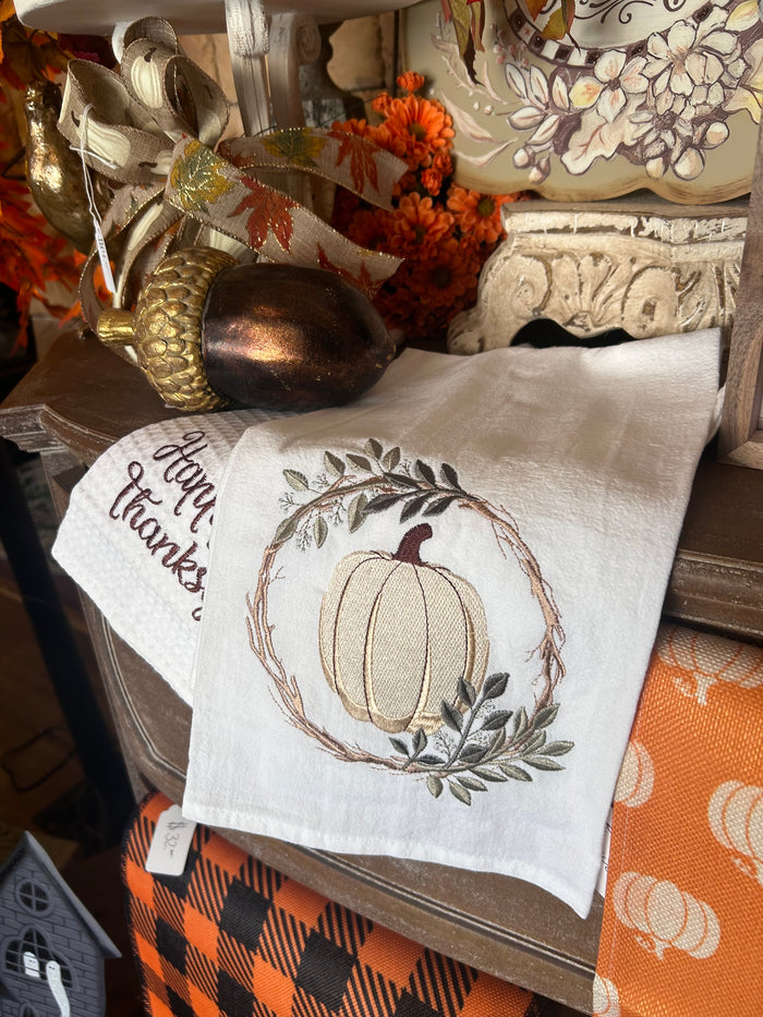 Fall/Halloween: White Pumpkin Wreath Towel