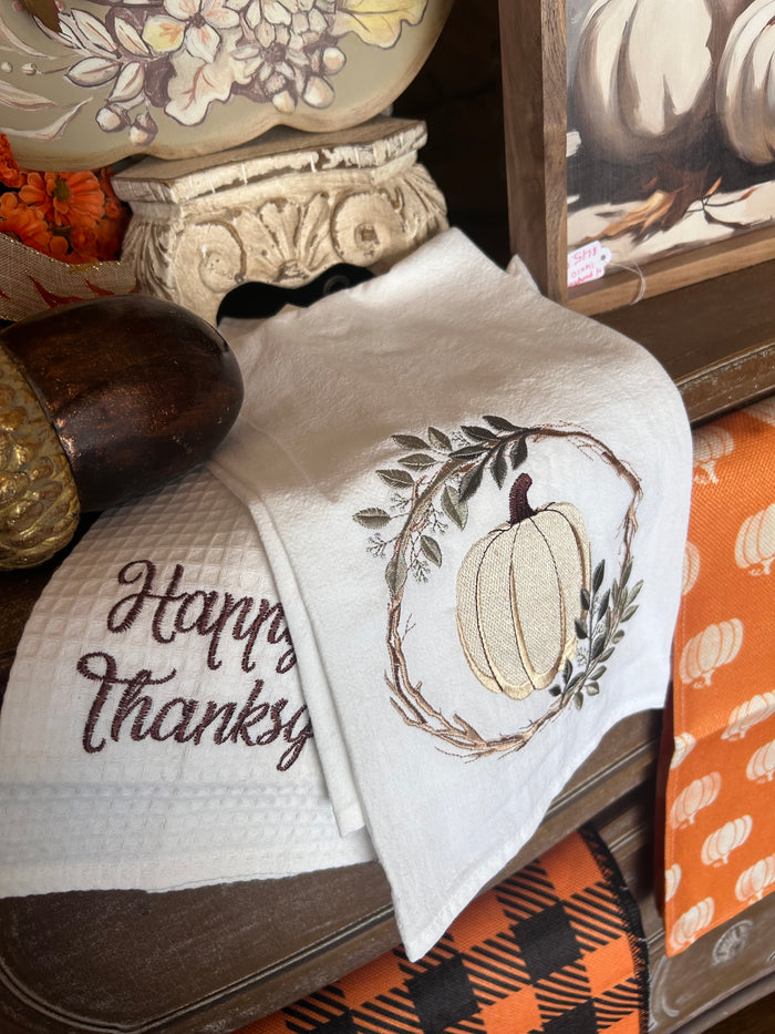 Fall/Halloween: White Pumpkin Wreath Towel