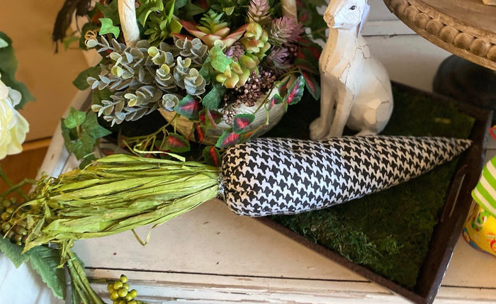 Houndstooth Black and White Fabric Carrot 18” length